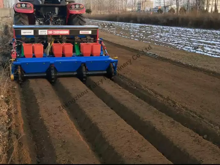 Machine de plantation d'arachides à six rangées fonctionnant