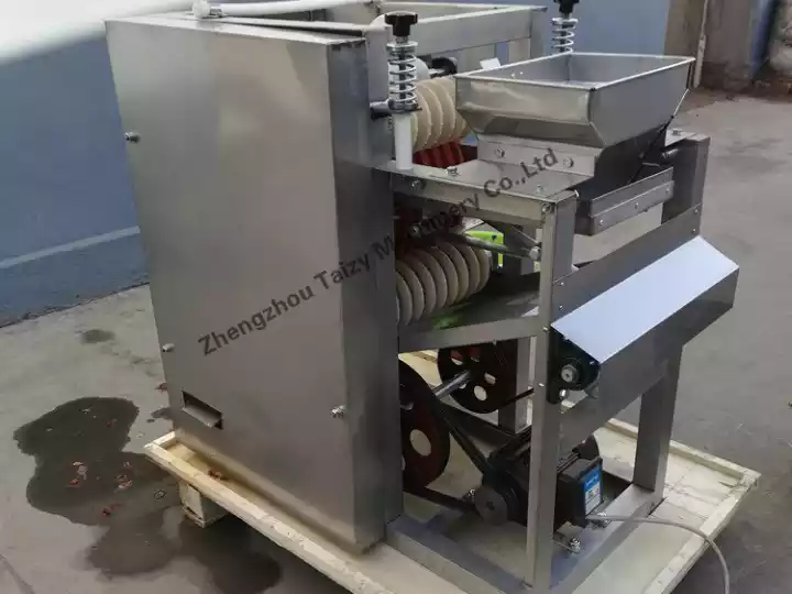 Wet peanut peeler machine