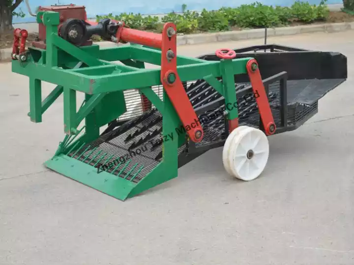 Peanut harvesting machine