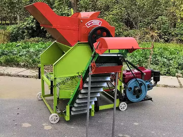 Peanut picking machine