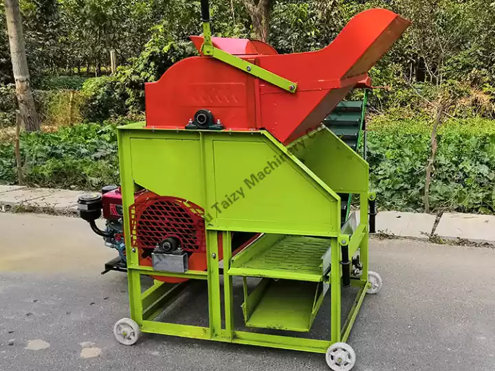 Small peanut picking machine