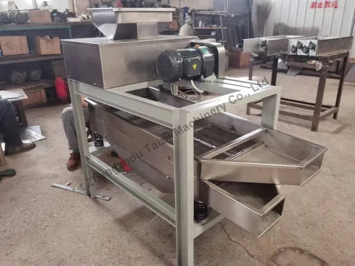 Double-roller grountnut chopper