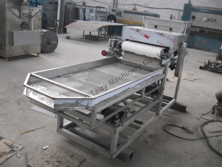 Straight-balde peanut kernel cutting equiment