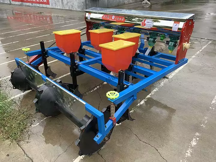 4-row peanut planter