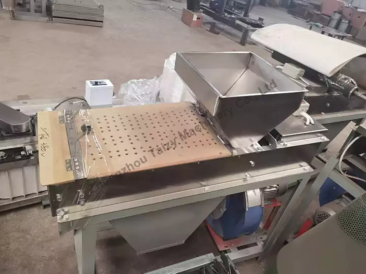 Roasted peanut peeling machine