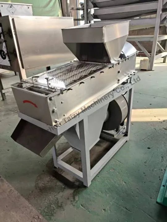 ナイジェリアに販売された乾燥ピーナッツ皮除去機 4 新しく作られた落花生の皮剥き機