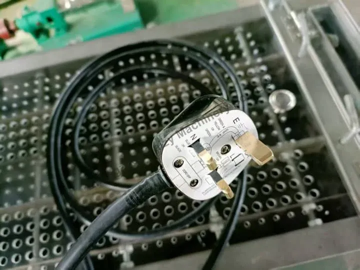 ナイジェリアに販売された乾燥ピーナッツ皮除去機 2 ピーナッツ皮むき機用プラグ