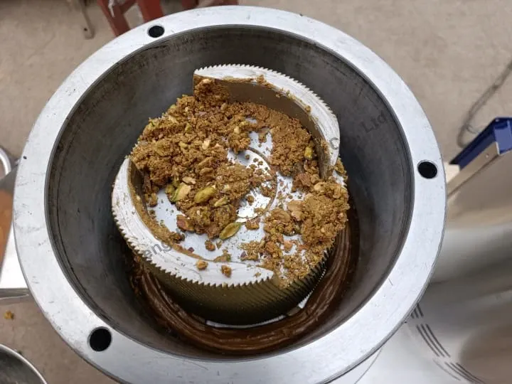 stator dan rotor dari mesin pembuatan pasta pistachio