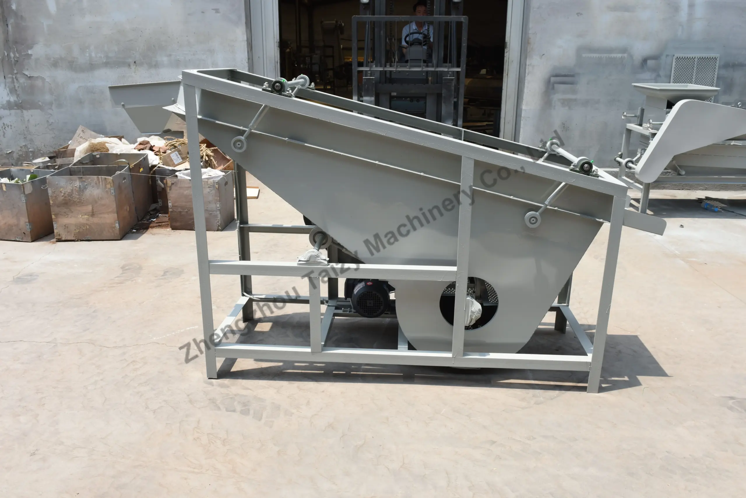 Mashine ya kutenganisha maganda na mbegu za almond ya Taizy inatumiwa kwa kutenganisha mbegu za almond kutoka kwa mchanganyiko wa maganda zilizovunjika na mbegu, yenye uwezo wa kg 400/h.