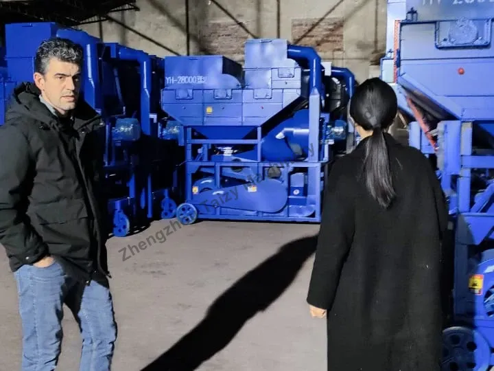 고객들이 저희 땅콩 껍질 벗기기 공장을 방문합니다