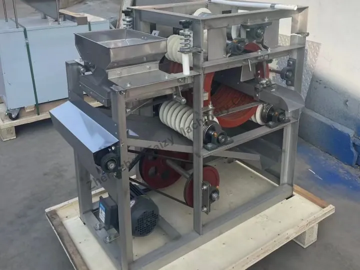 Machine à éplucher les amandes