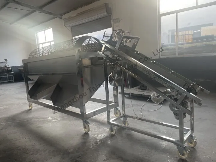 Cocoa pod slitting equipment