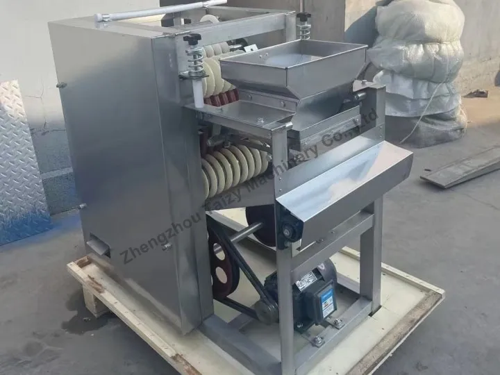 Machine à éplucher les amandes humides