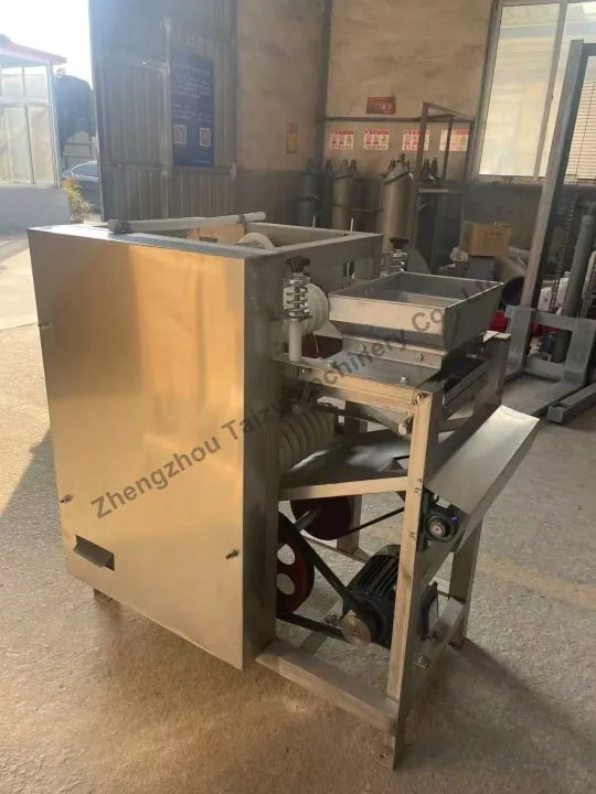 Machine à éplucher la peau des amandes humide