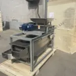 Nuestra máquina de descascarar nueces de macadamia puede descascarar nueces de macadamia, avellanas y almendras a una tasa de 300–400 kg/h. Logra una tasa de descascarado del 98%.