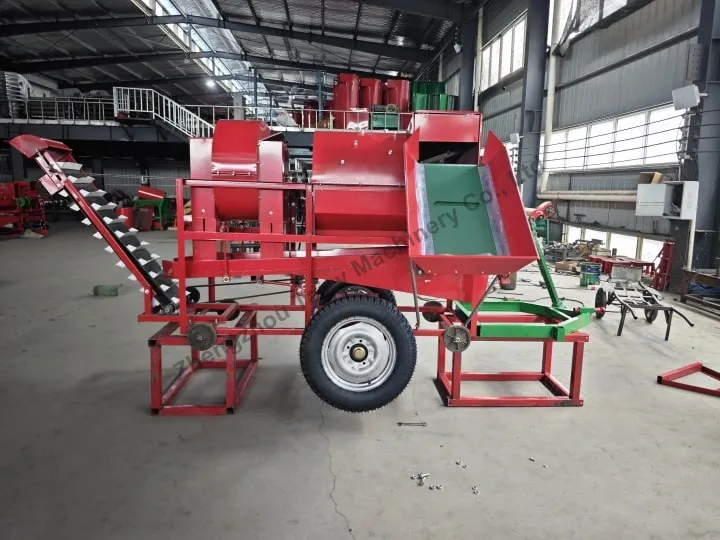 Groundnut picking machine