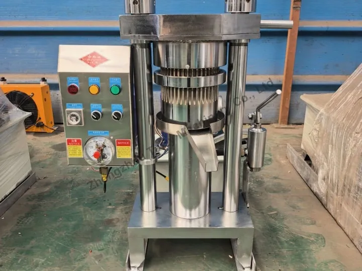 Hydraulic oil expeller machine